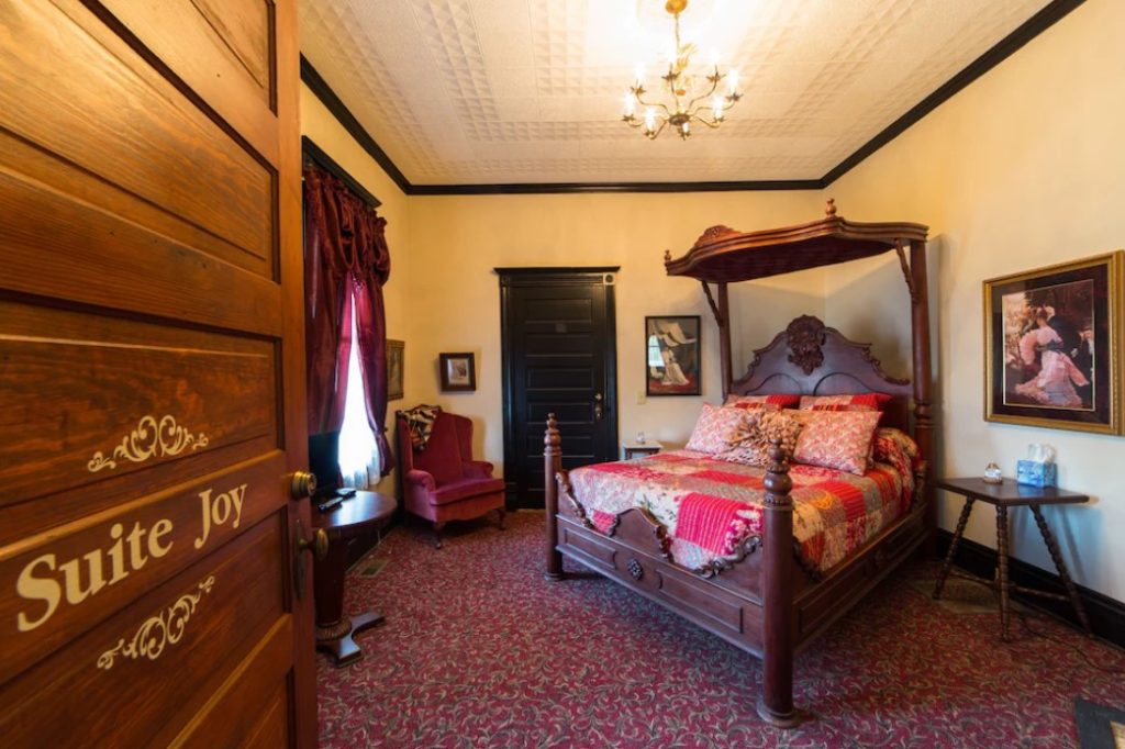 best hotels in cave city